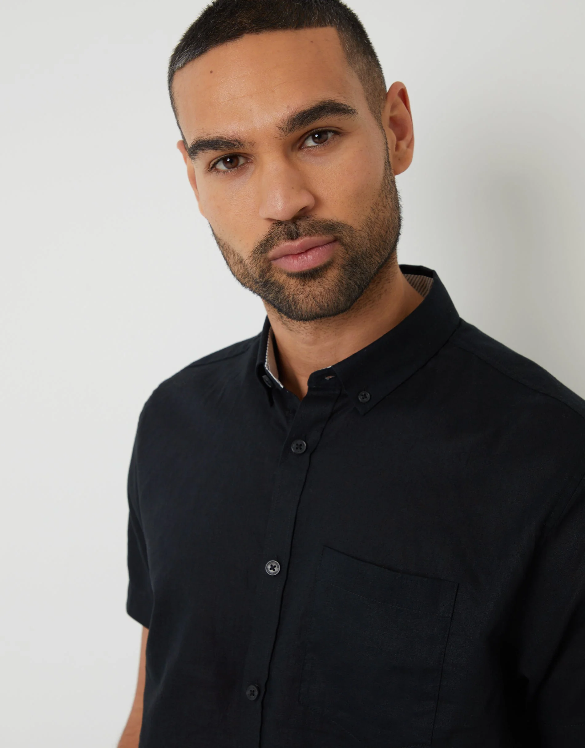 Short Sleeve Linen Blend Shirt in Black - Image 4