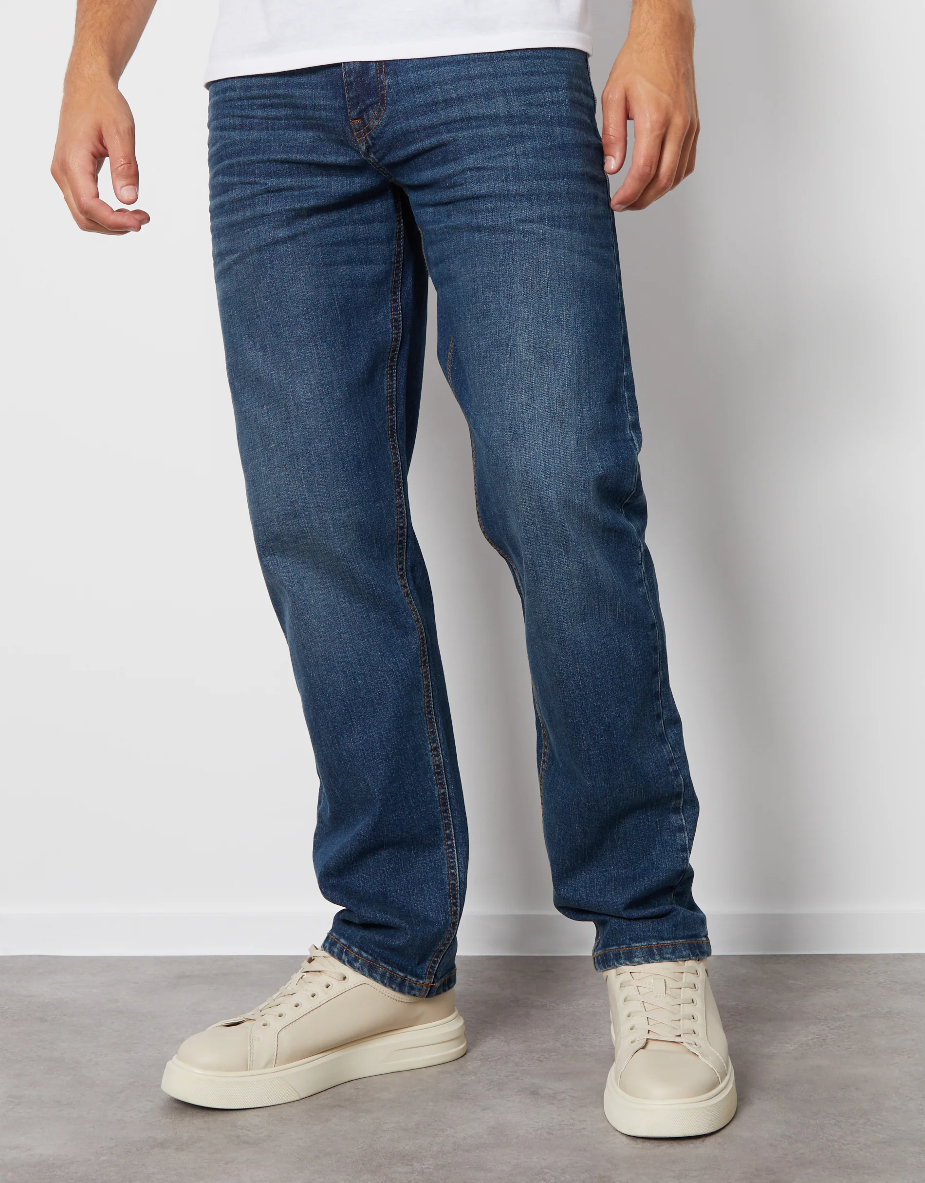 Straight Leg Jeans in Dirty Wash