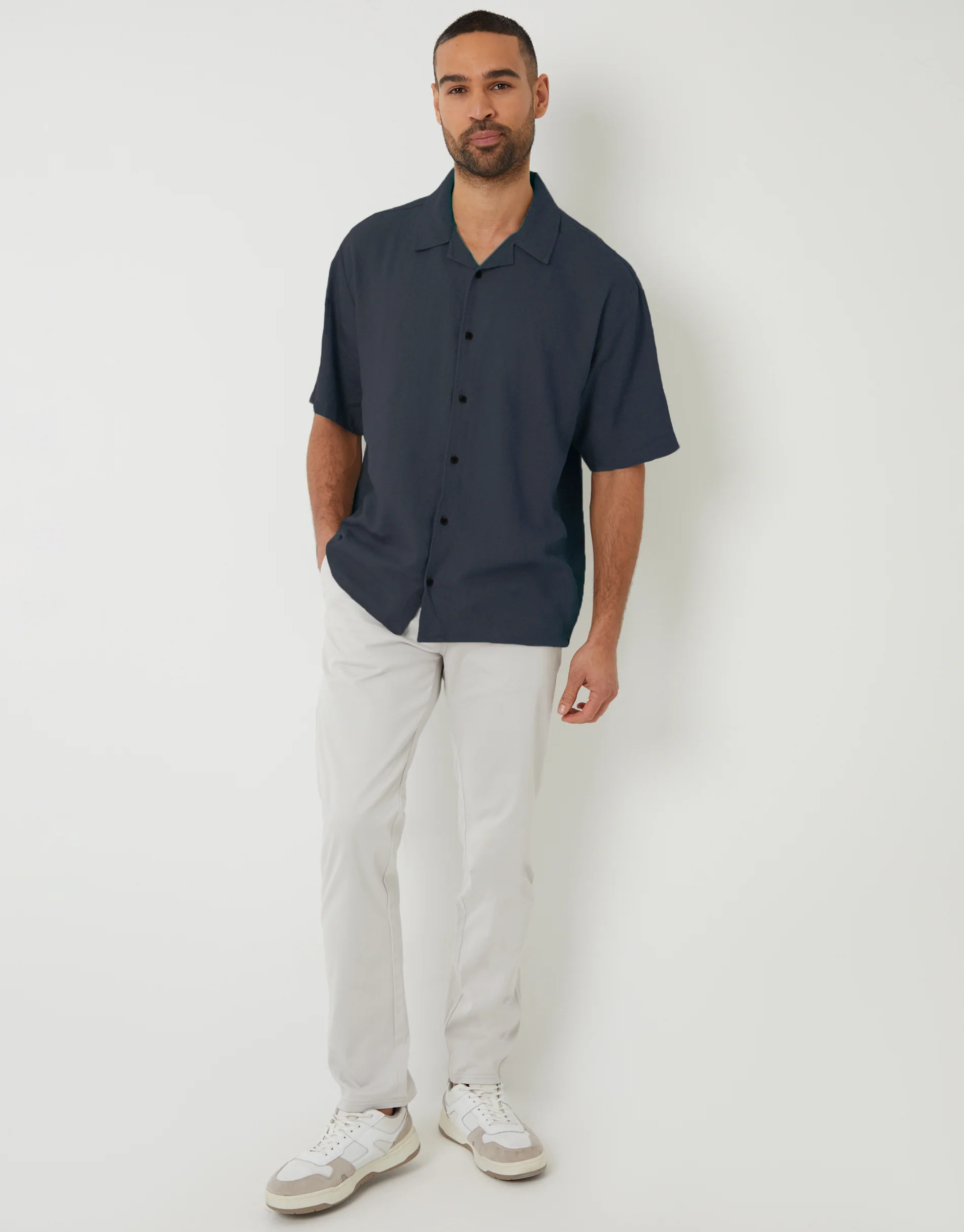Relaxed Fit Linen Blend Revere Collar Short Sleeve Shirt in Navy - Image 3