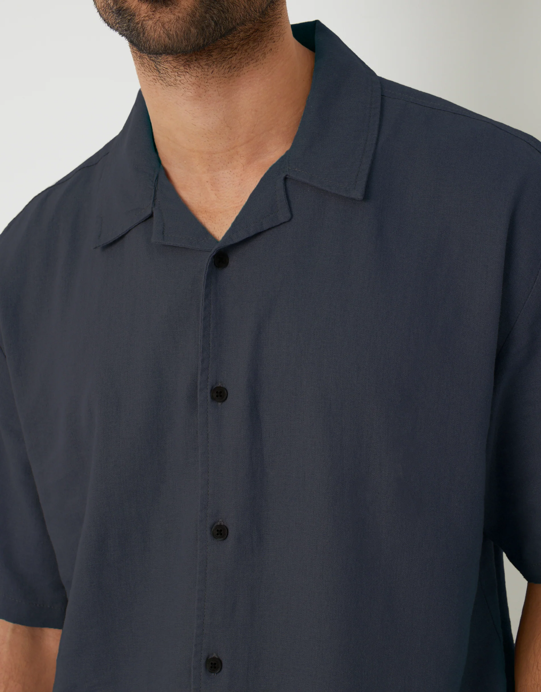 Relaxed Fit Linen Blend Revere Collar Short Sleeve Shirt in Navy - Image 4
