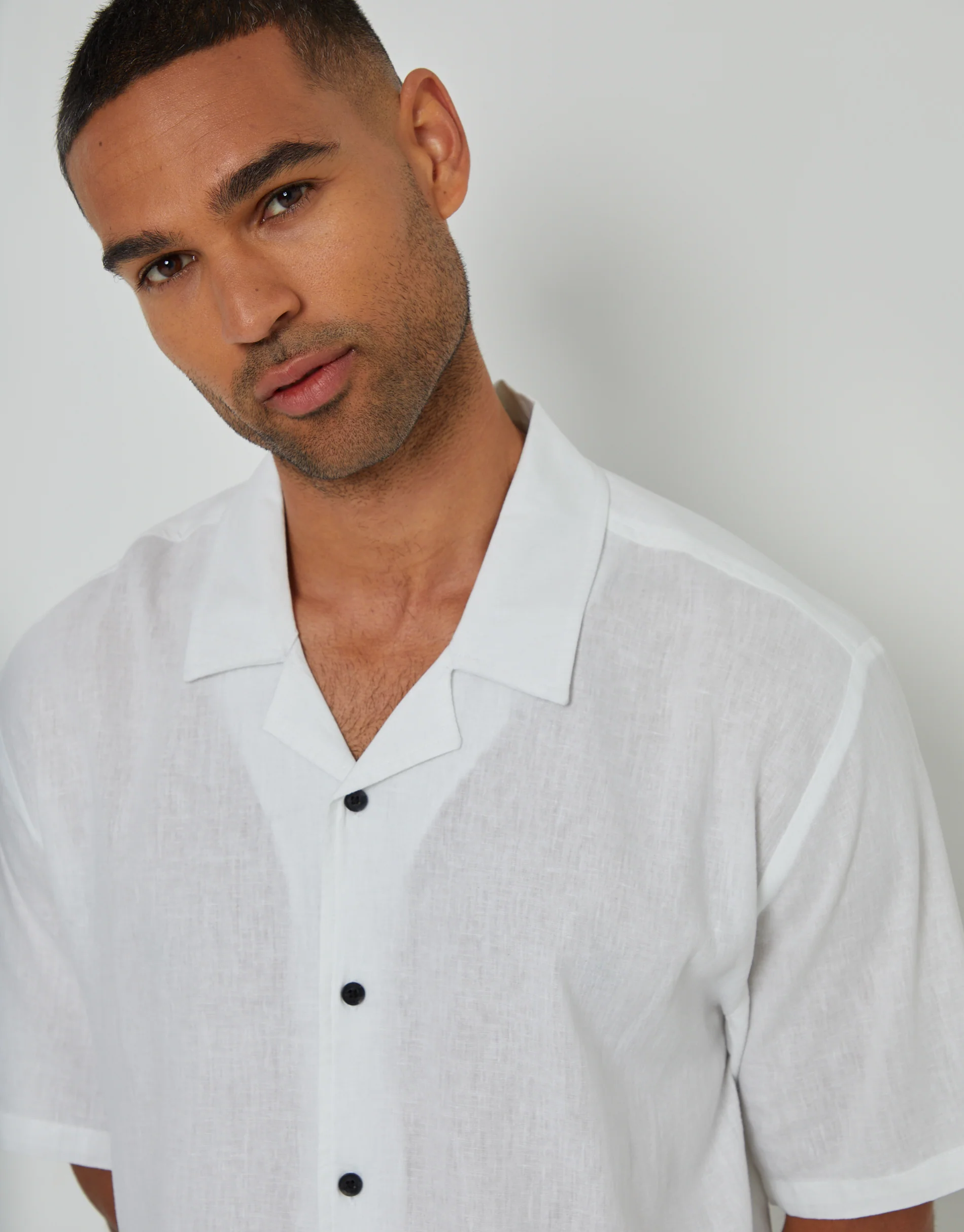 Relaxed Fit Linen Blend Revere Collar Short Sleeve Shirt in White - Image 4