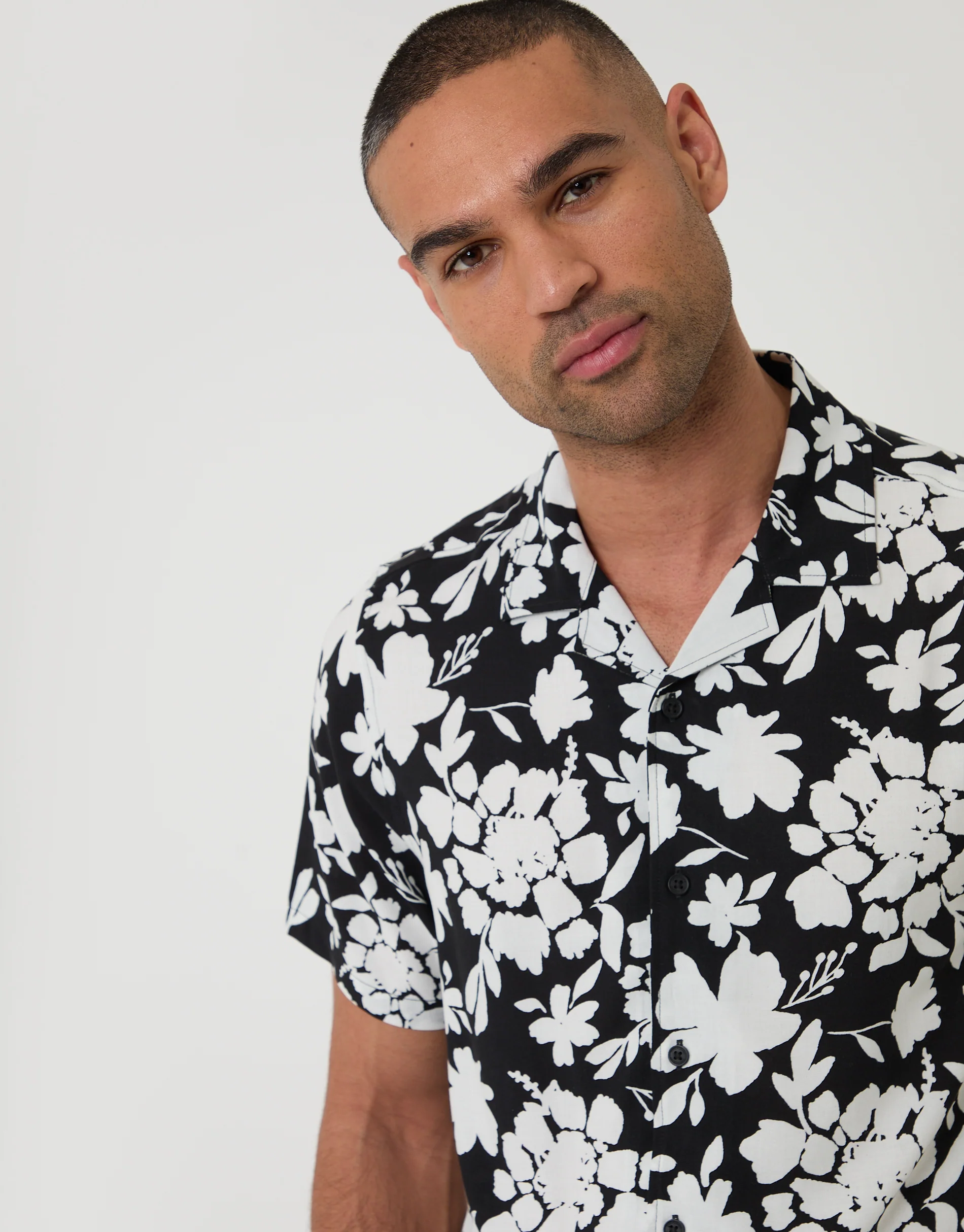Abstract Floral Print Short Sleeve Shirt in Black - Image 4