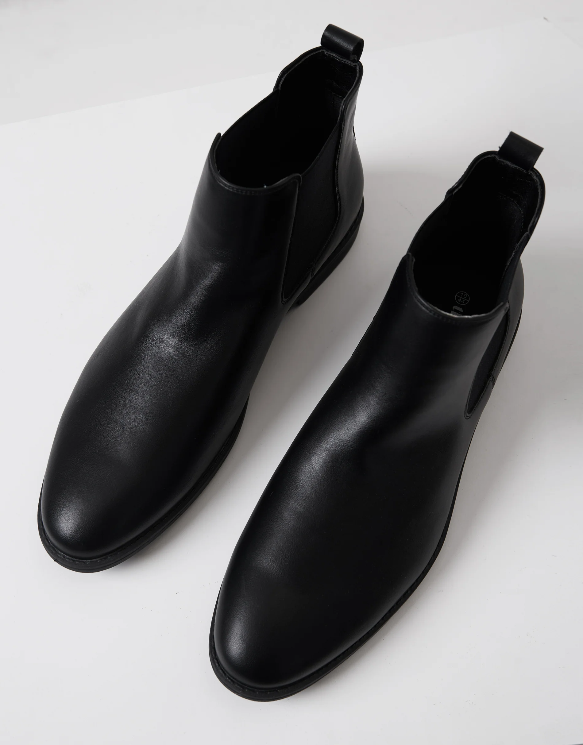 Chelsea Boots in Black - Image 2