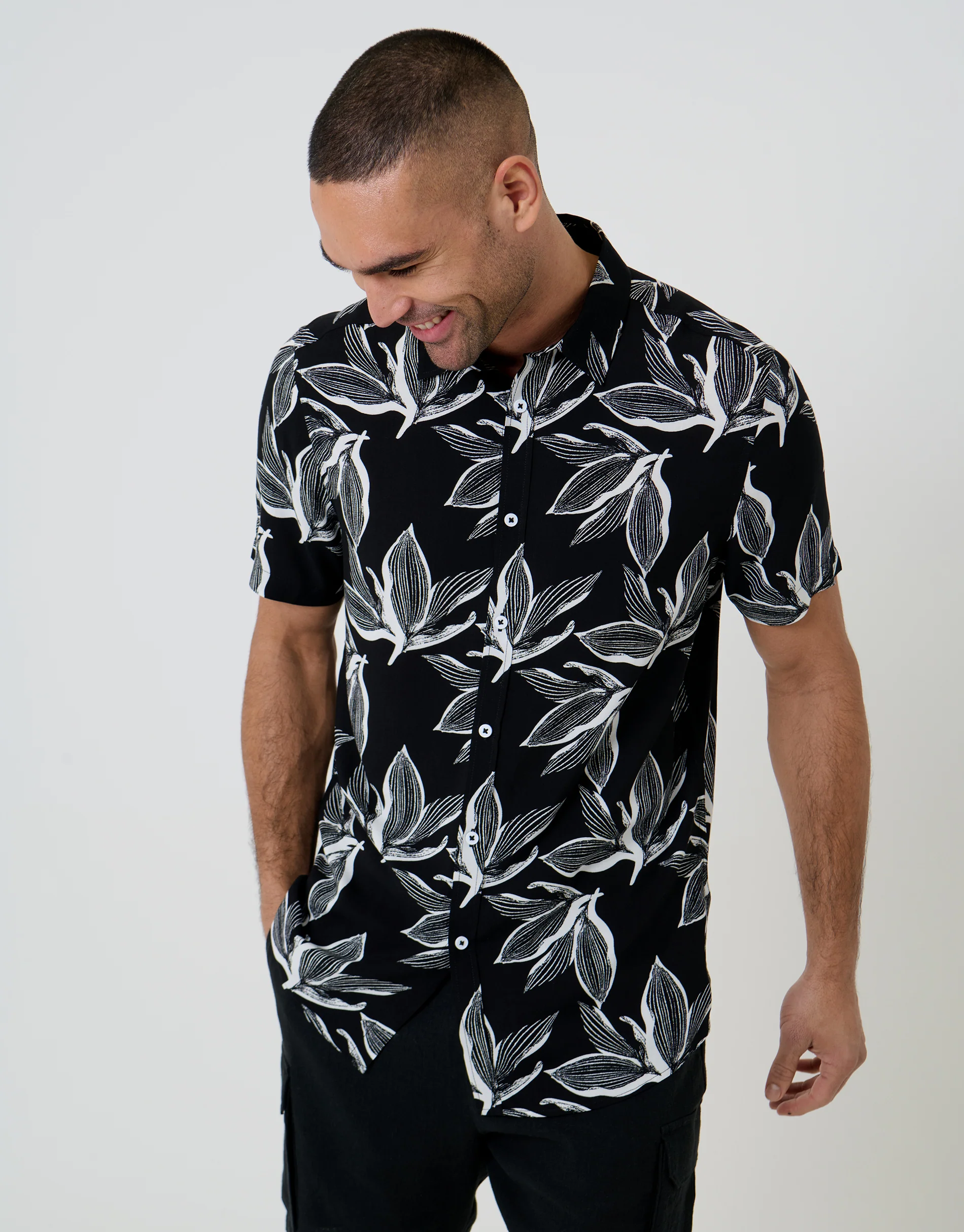 Leaf Print Short Sleeve Shirt in Black