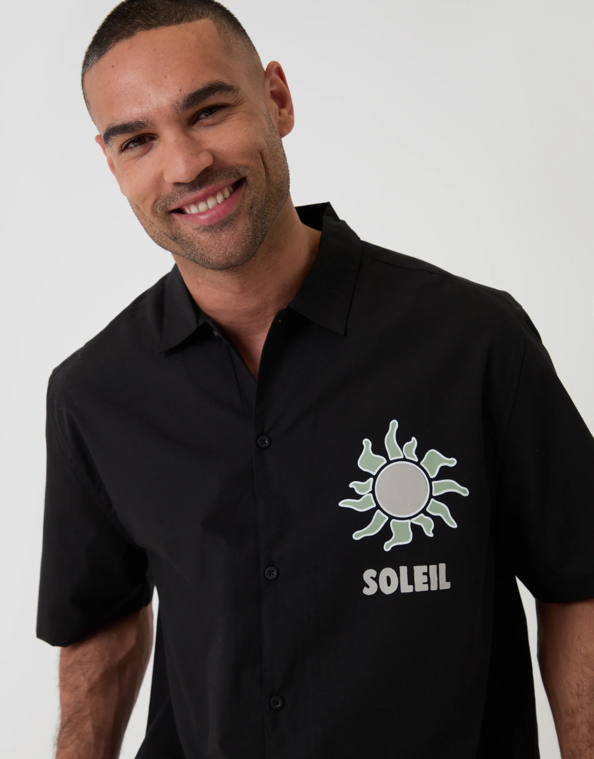 Boxy Fit Soleil Print Cotton Poplin Short Sleeve Shirt in Black - Image 4