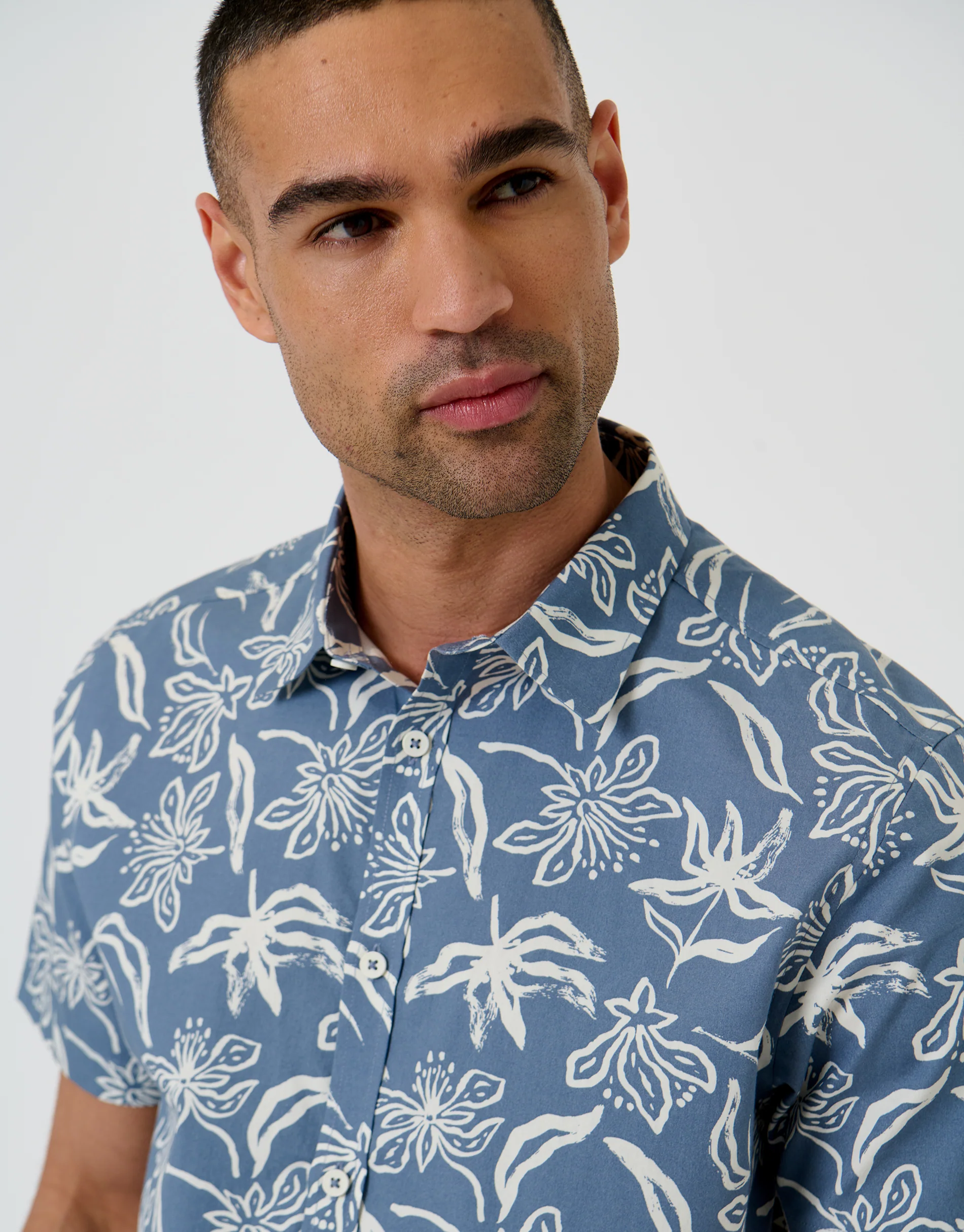 Tropical Print Cotton Poplin Short Sleeve Shirt in Denim Blue - Image 4