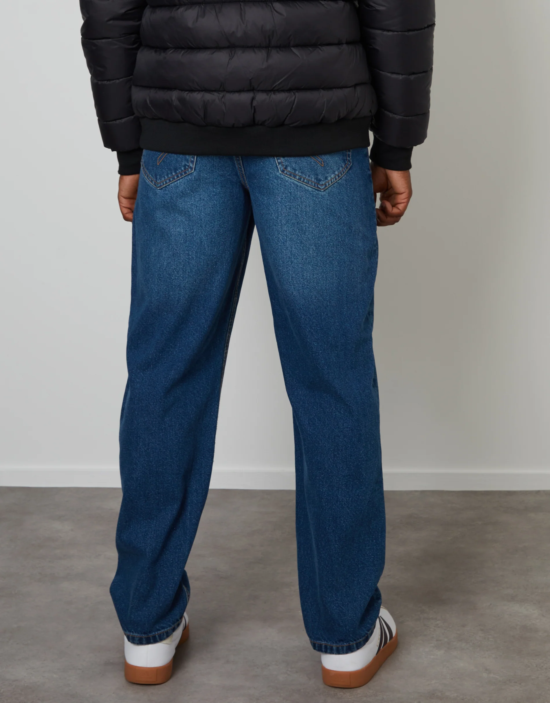 Loose Fit Jeans in Mid Wash - Image 4