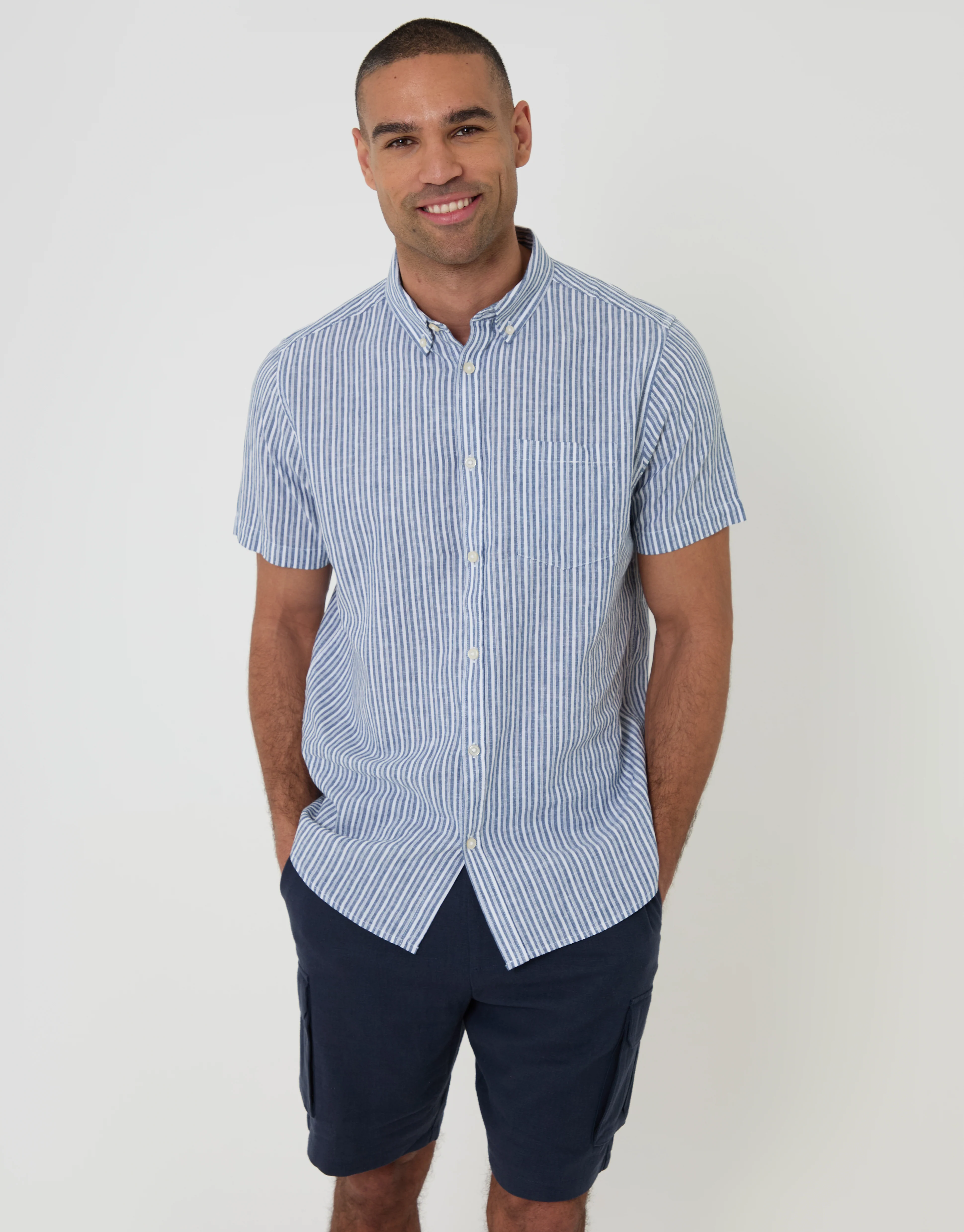 Linen Blend Cargo Shorts in Navy