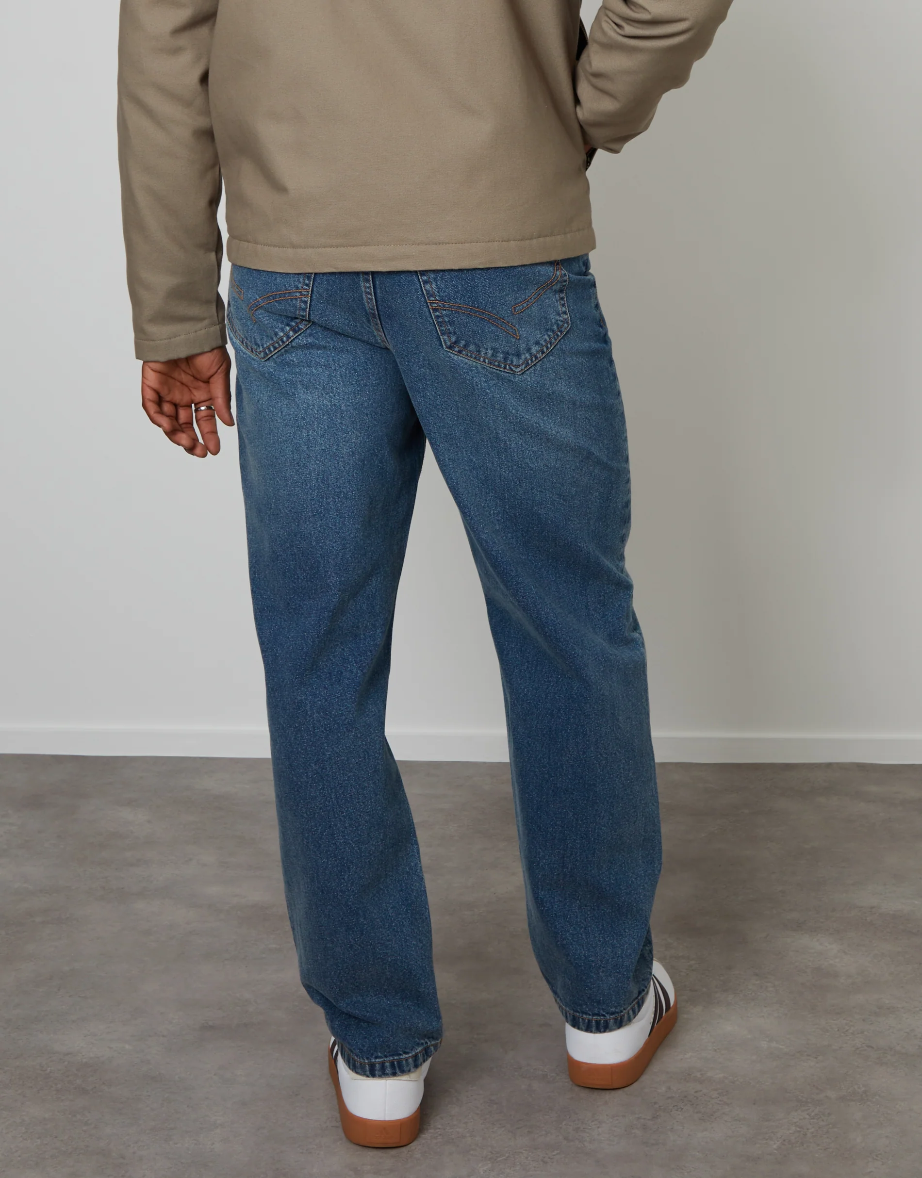 Loose Fit Jeans in Light Wash - Image 3