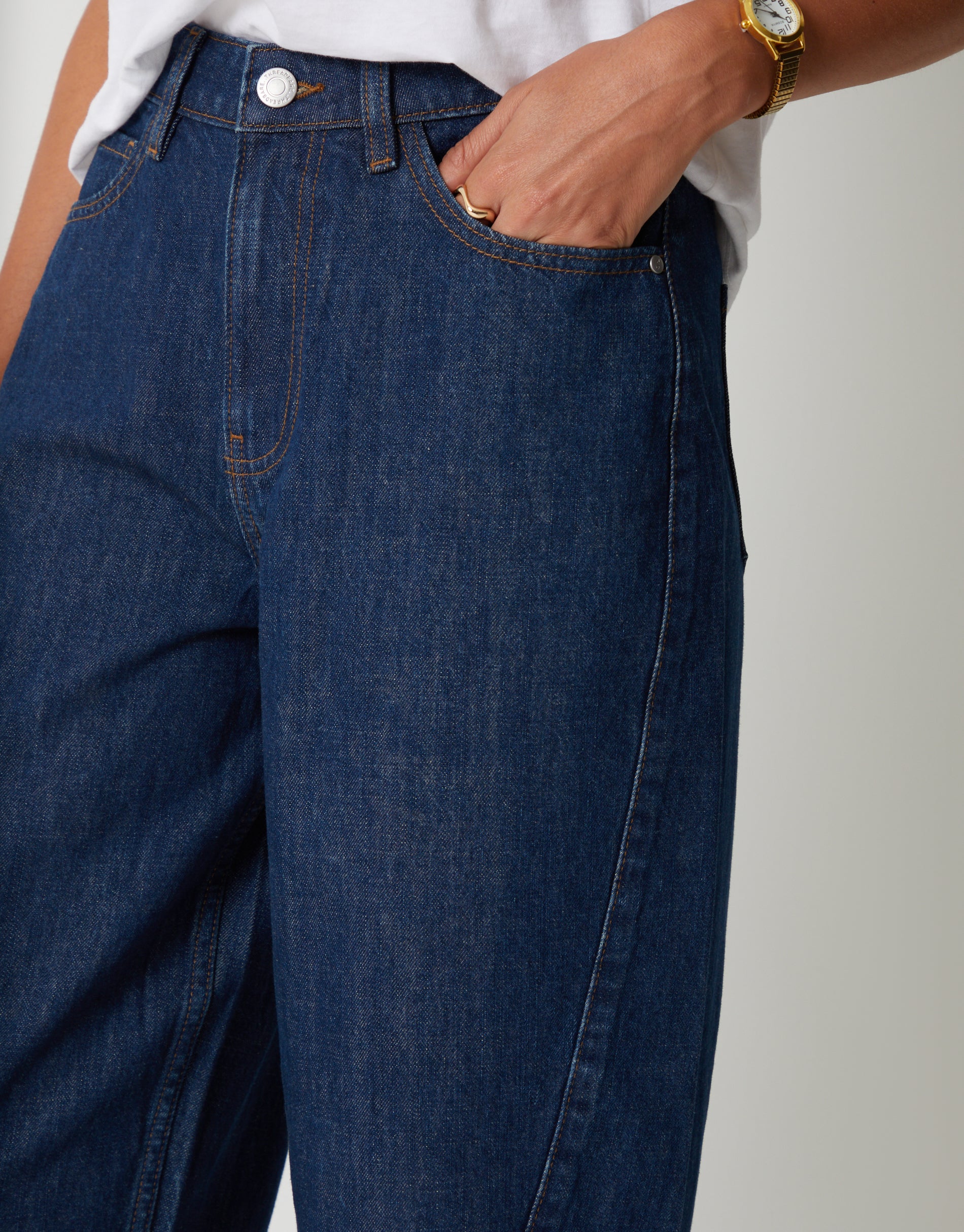 Barrel Leg Jeans in Indigo Wash - Image 4