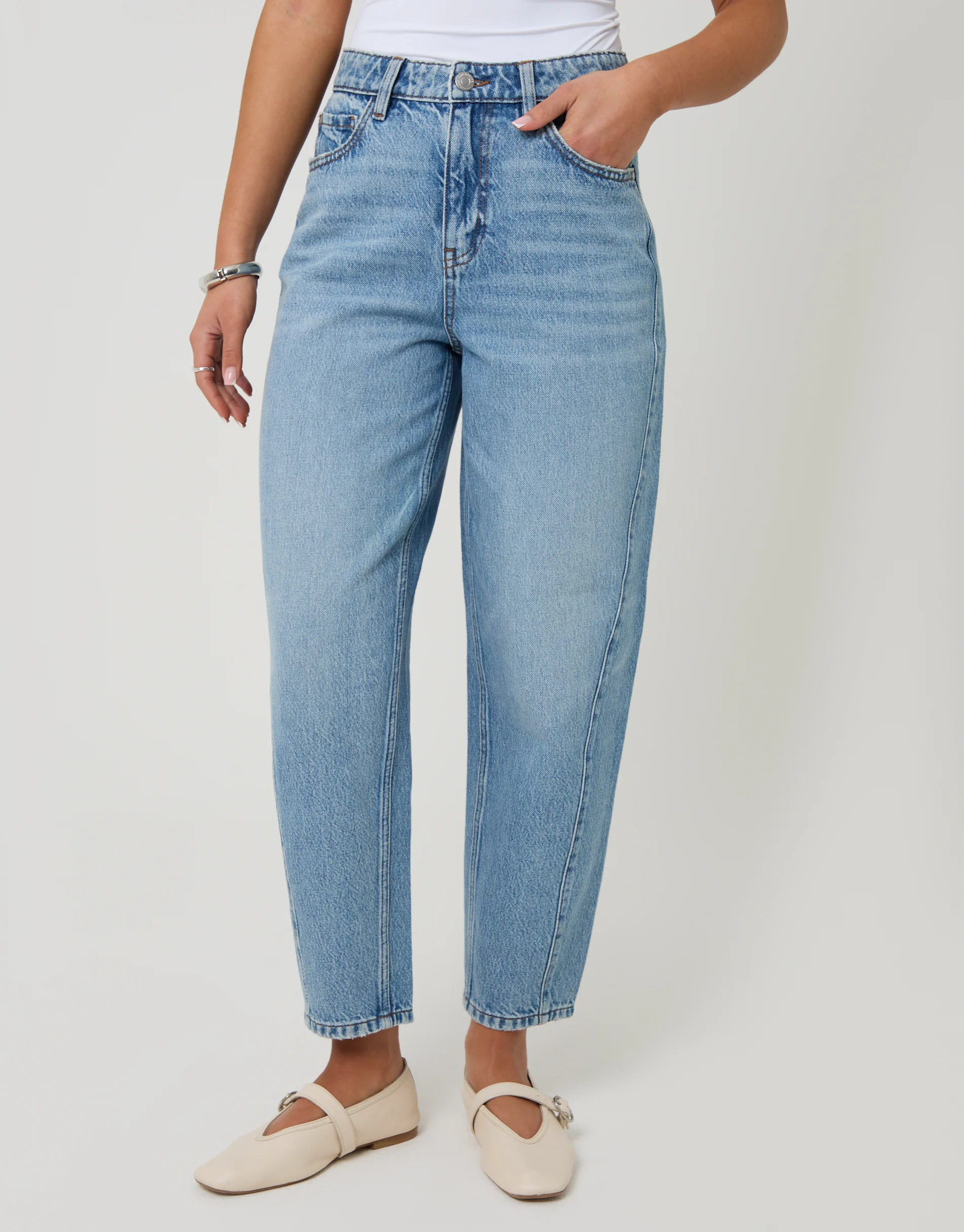 Barrel Leg Jeans in Light Wash - Image 2