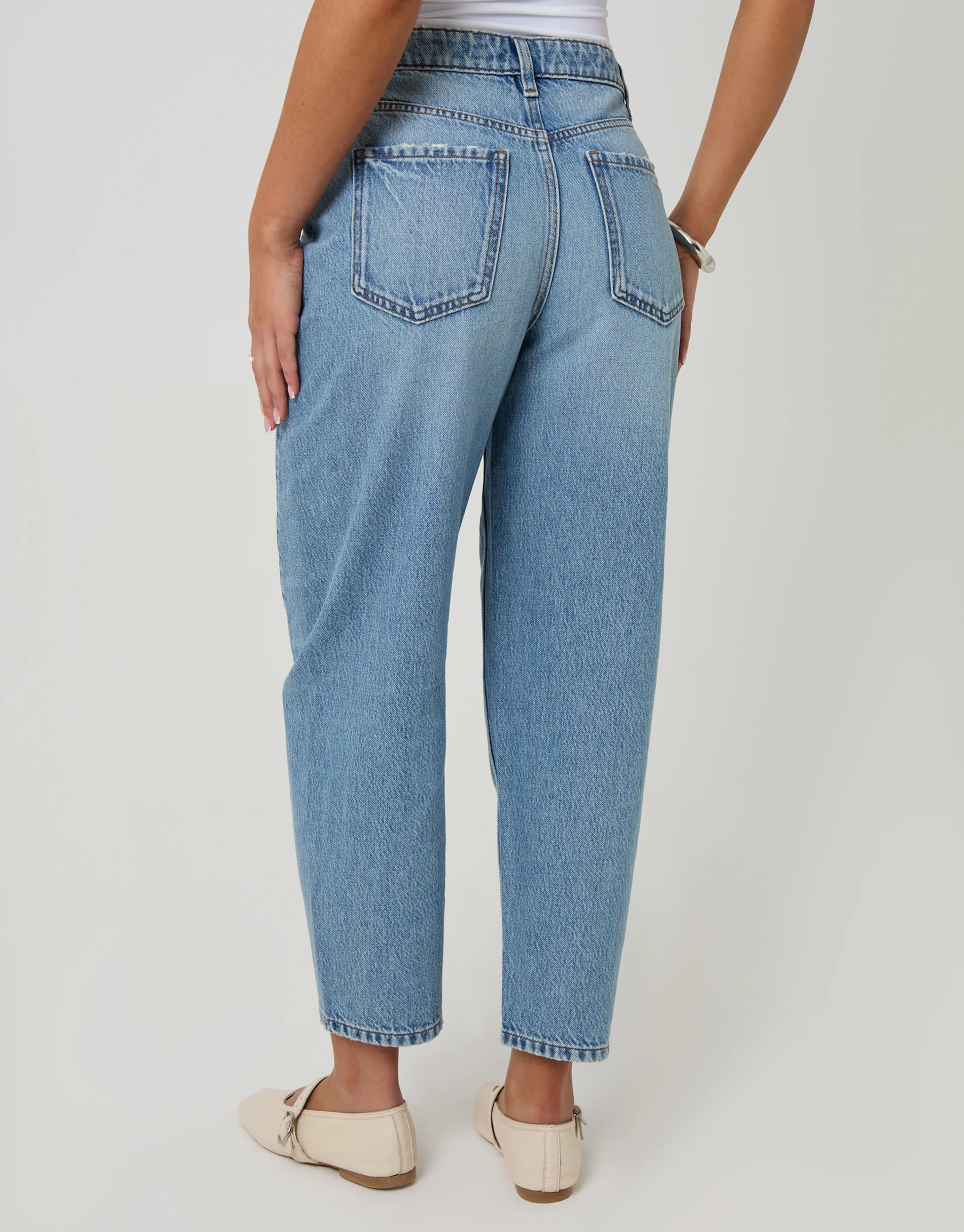 Barrel Leg Jeans in Light Wash - Image 3