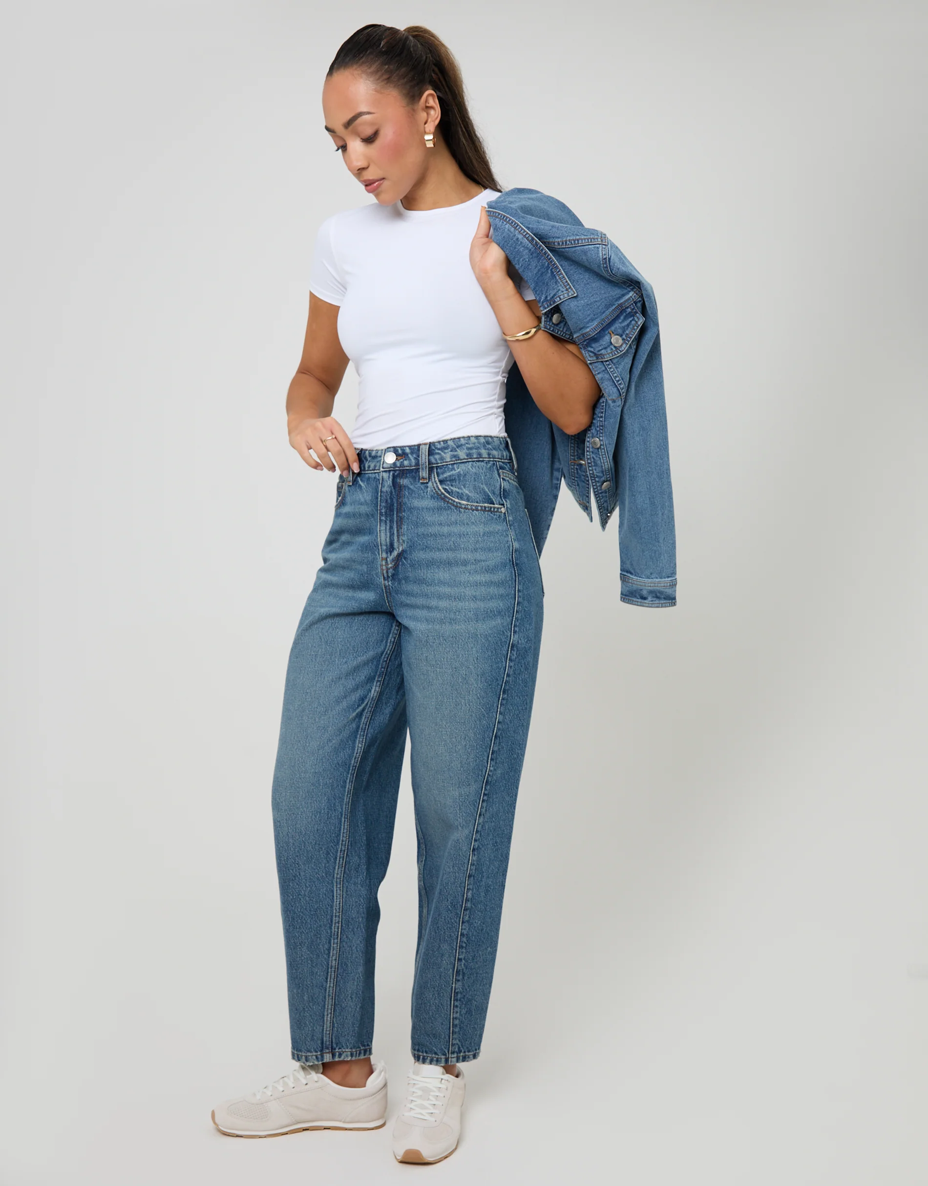 Petite Barrel Leg Jeans in Mid Wash
