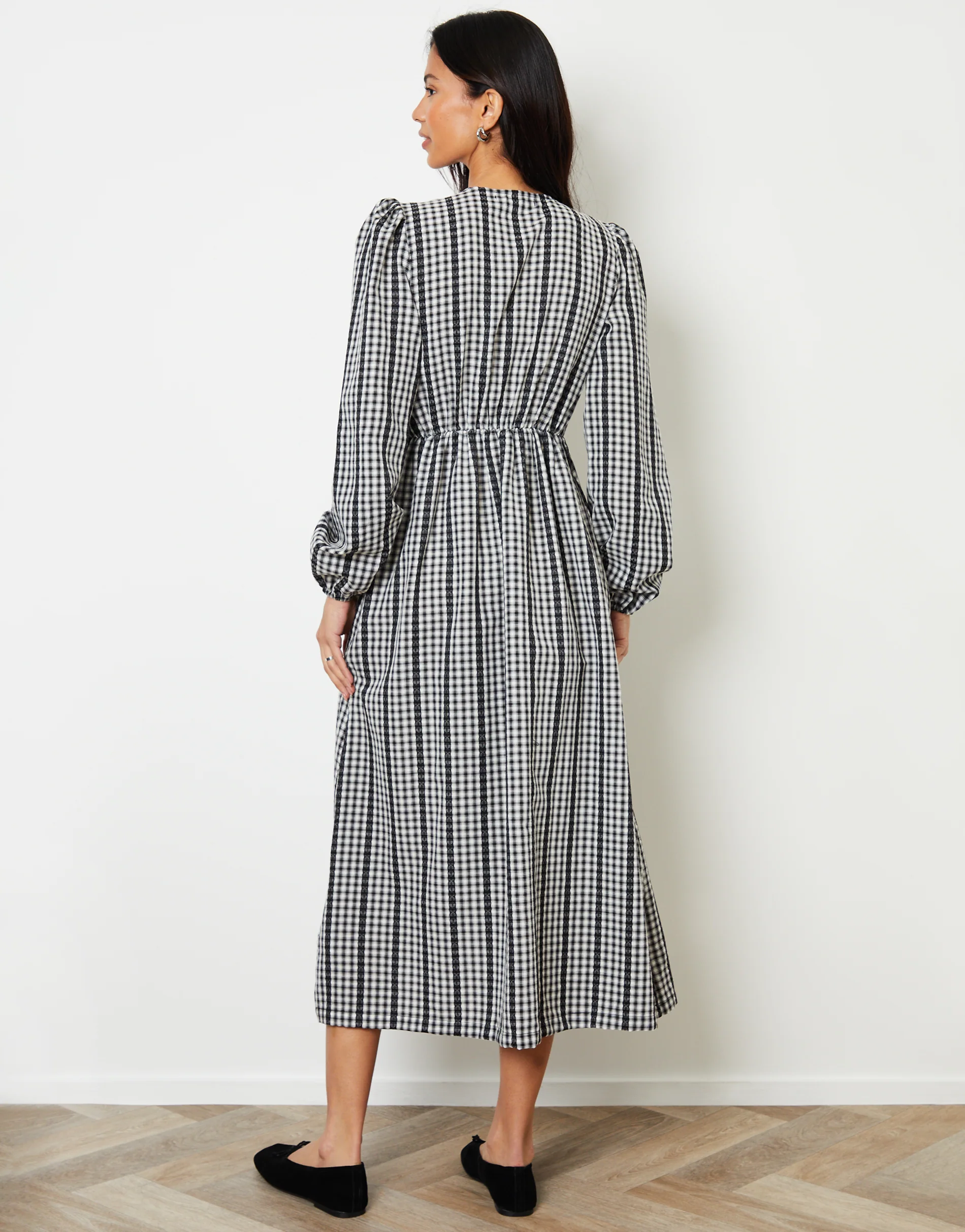 Check Shirred Detail Midi Dress in Mono Gingham - Image 4