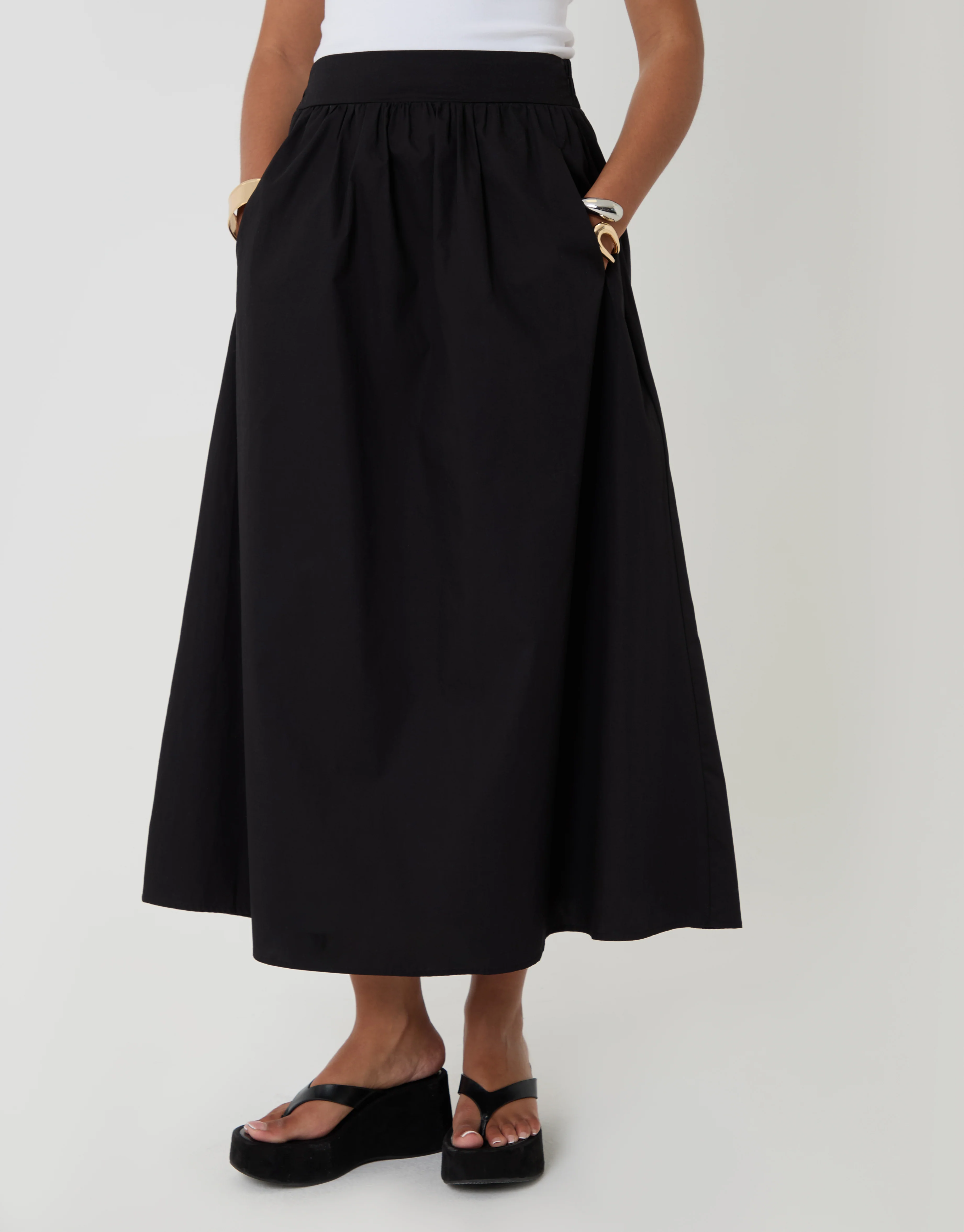 Midaxi Skirt with Pockets in Black - Image 2