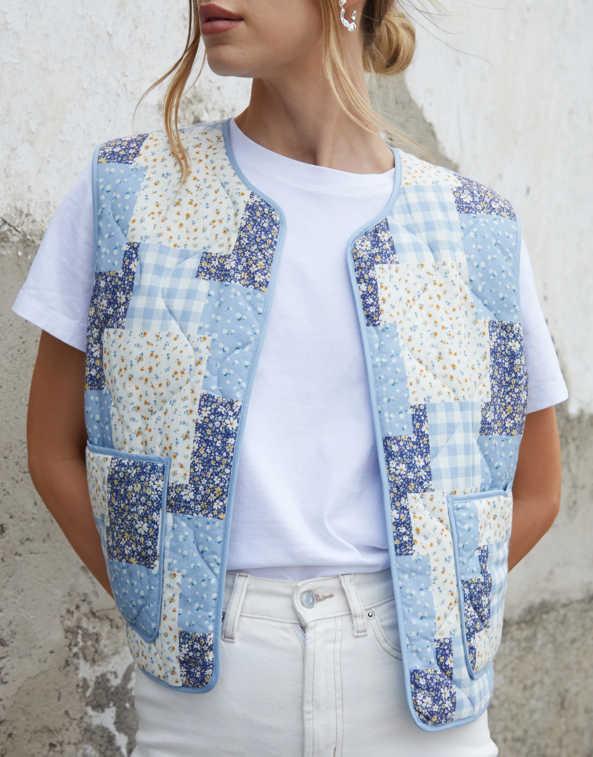 Floral Patchwork Reversible Quilted Gilet in Blue - Image 5