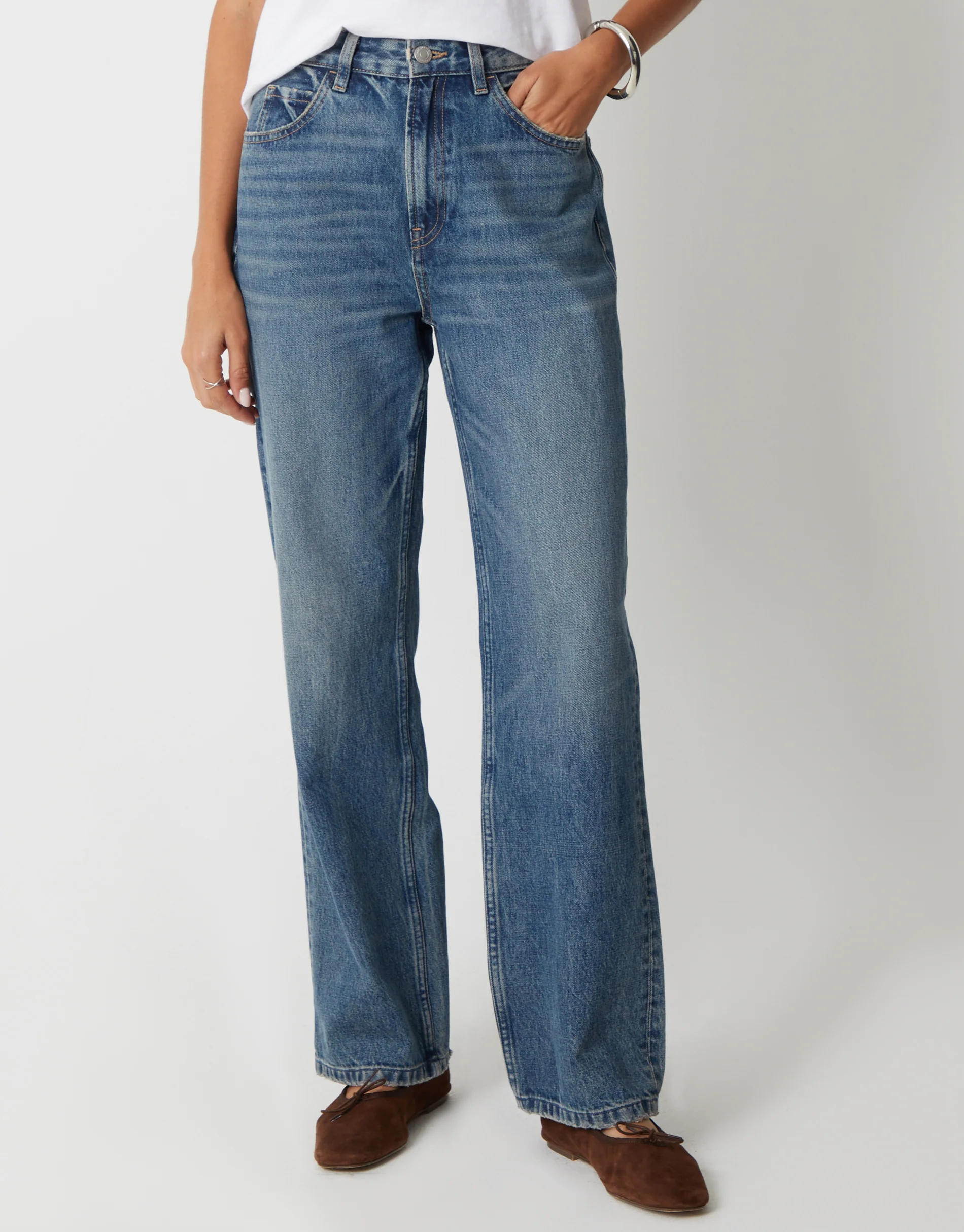 Straight Leg Wide Jeans in Mid Wash