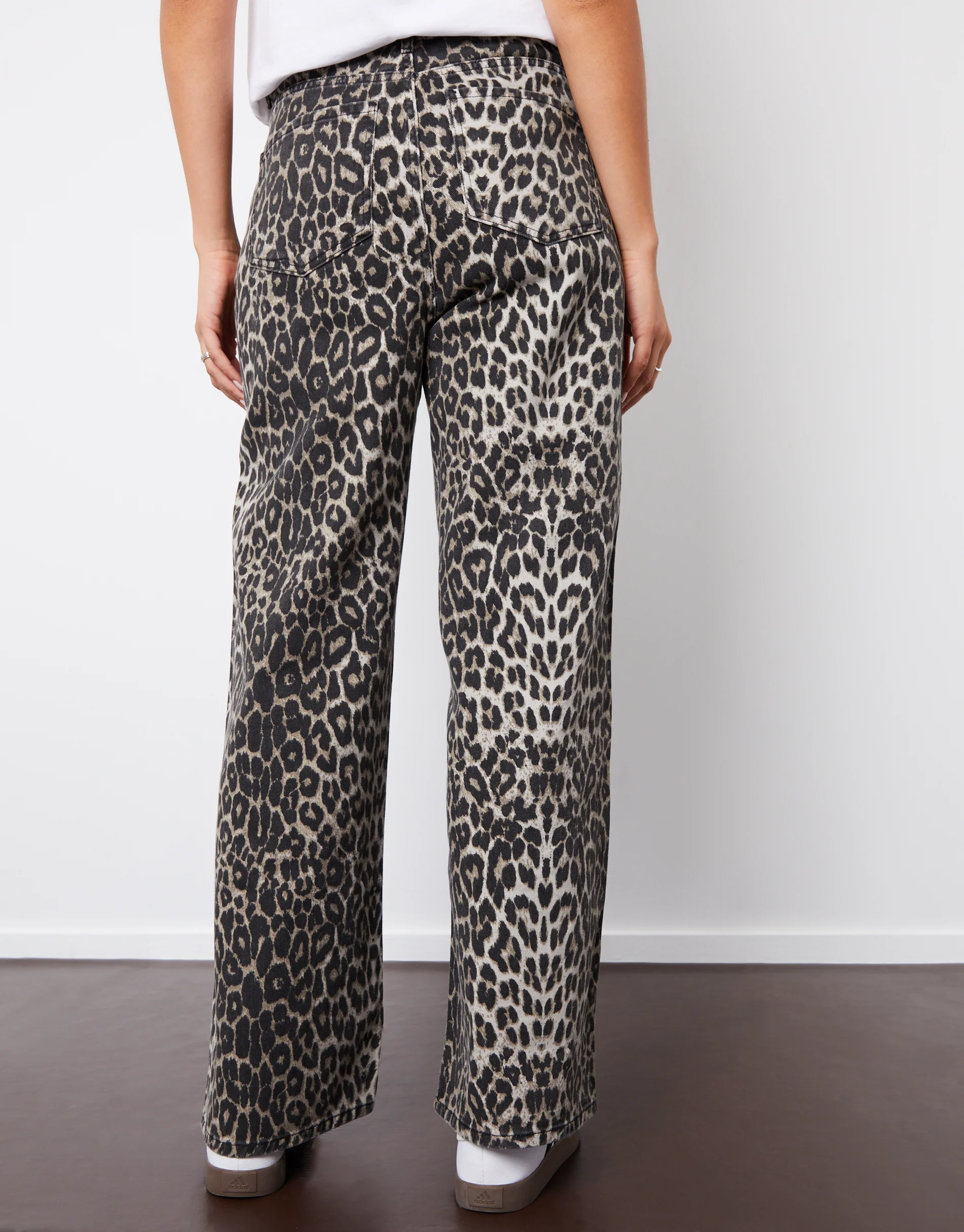 Petite Wide Leg Denim Jeans in Leopard Print - Image 3