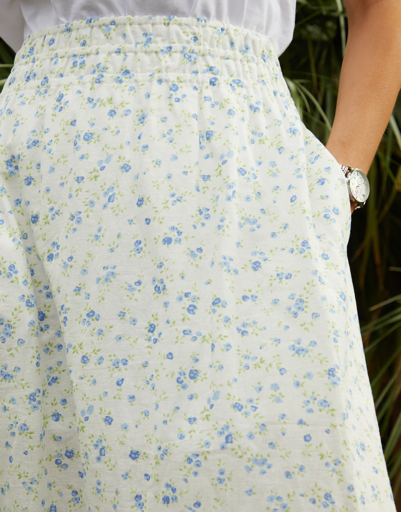 Floral Ditsy Print Shirred Pull On Linen Blend Midaxi Skirt in White - Image 4